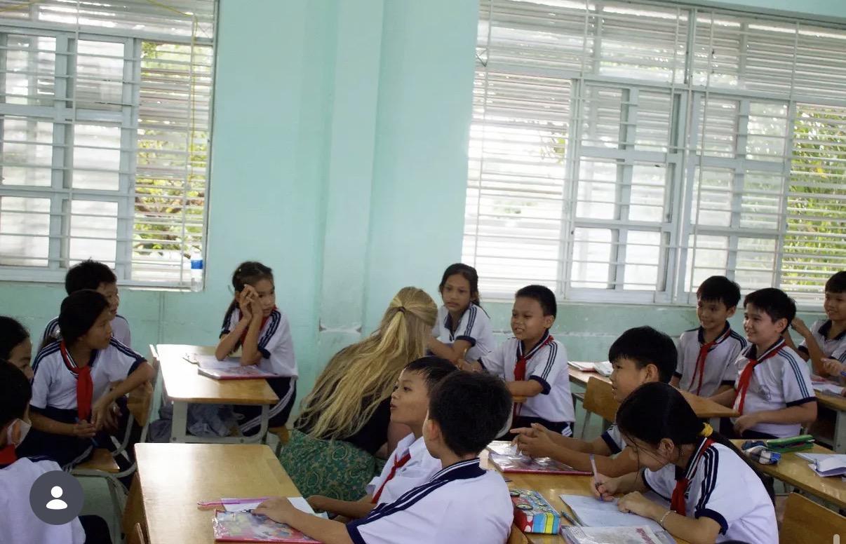 Julia geeft les op een basisschool in Vietnam