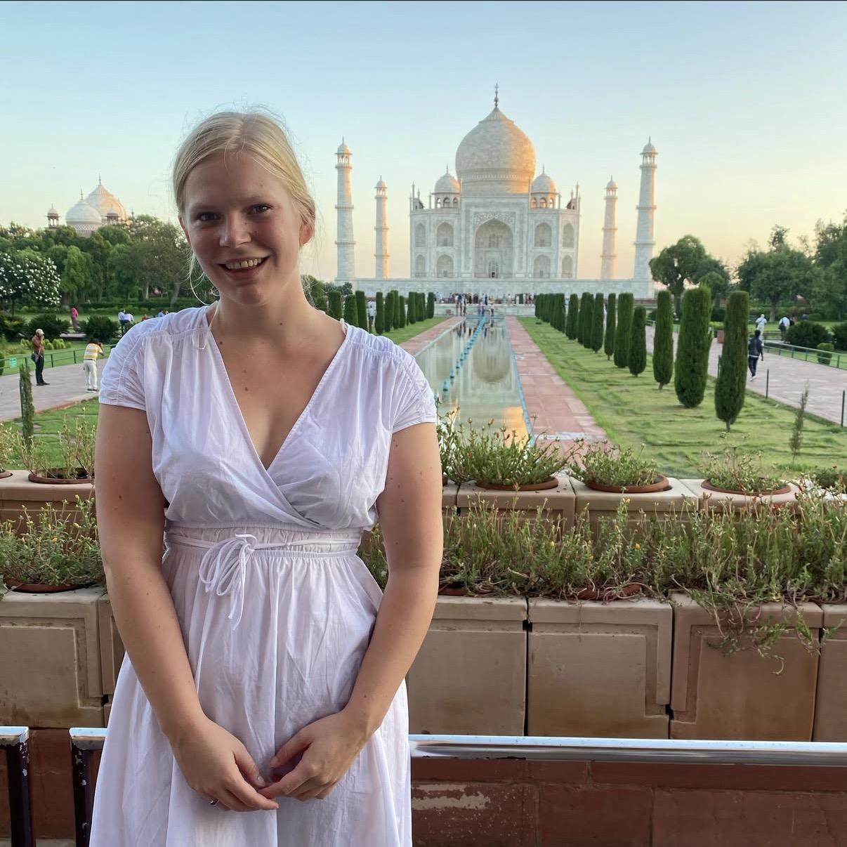 Julia bij de Taj Mahal