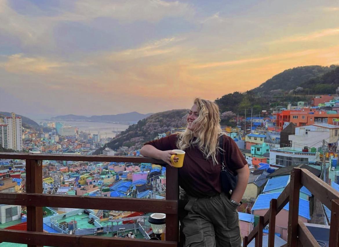 Emily met uitzicht over Busan, Zuid-Korea